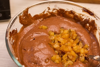 1. Этап. Торт Моцарт: 6. Отдельно взбейте белки с сахарной пудрой до густого состояния. Постепенно небольшими порциями добавляйте белки в шоколад, помешивая, старайтесь, чтобы они не осели. Положите в мусс яблоки после того как они остынут. Все перемешайте.