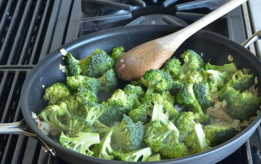 1. Этап. Киш без муки с брокколи: 2. Затем к луку добавьте соцветия брокколи, воду и немного соли. Тушите ингредиенты ещё 4 минуты.