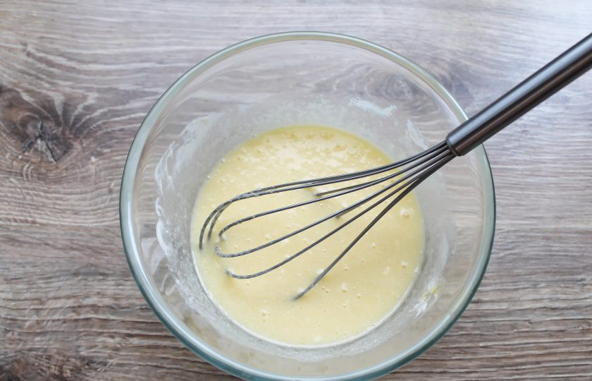 1. Этап. Цветаевский пирог с джемом: Все хорошенько взбейте венчиком до однородной массы.