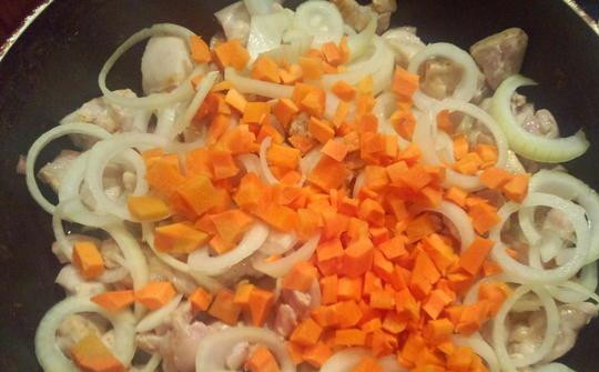 1. Этап. Тушеное мясо по-мексикански: Нарезаем кубиками морковь. Выкладываем на лук, готовим еще 5 мин. Посыпаем черным перцем по вкусу. Не перемешиваем.