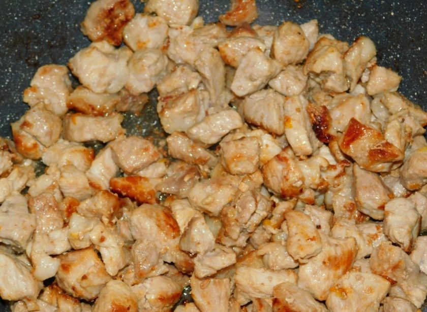 1. Этап. Мясная поджарка из свинины: Свинину нарежьте на небольшие кусочки. Обжарьте на сильном огне до румяности.