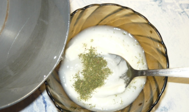 1. Этап. Мойва, тушеная с луком на сковороде: Сметану смешайте с солью, перцем и сушеным укропом. Вливаем 100 мл воды и еще раз перемешиваем.