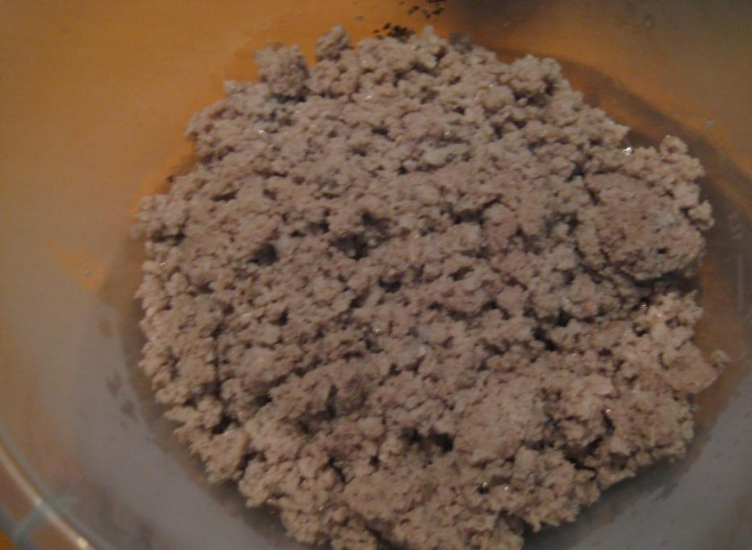 1. Этап. Мясная начинка для блинчиков: 2. Уже поджаренный фарш выложить в мисочку и дать ему хорошо остыть. Тем временем можно поставить варить яйца.