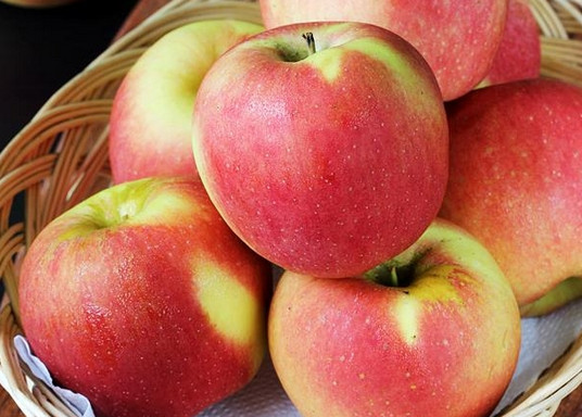 1. Этап. Яблочный фреш: 1. Яблоки вымойте и обсушите. Выбирайте хорошо созревшие, сочные фрукты.