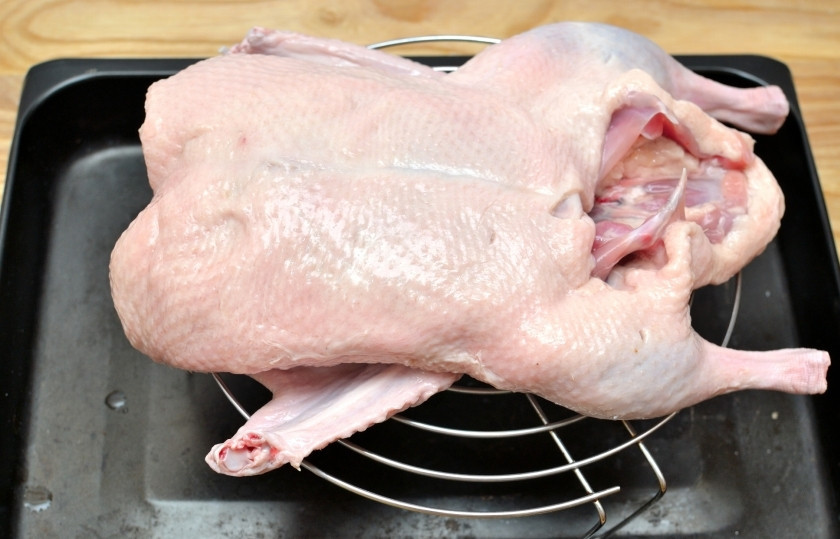 1. Этап. Утка, запеченная в духовке: Положите утку на решётку. Решётку над противнем.