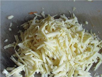 1. Этап. Баклажаны с помидорами и сыром: Трем на терке сыр.