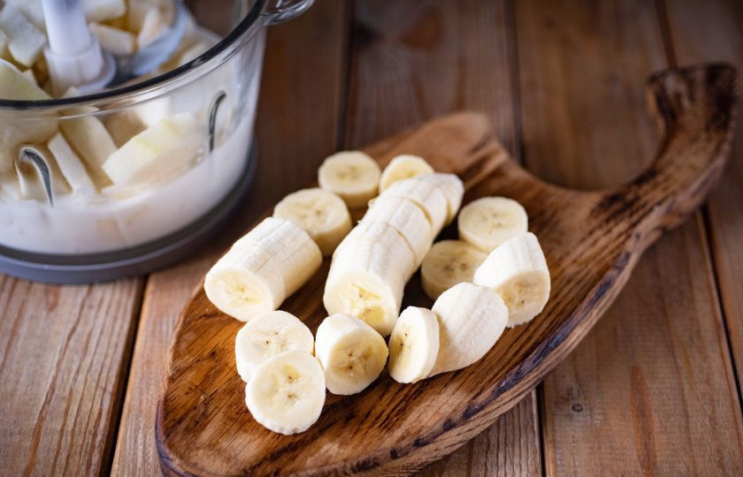 1. Этап. Смузи с бананом, грушей и яблоком: Также нарежем кусочками произвольного размера очищенный банан.