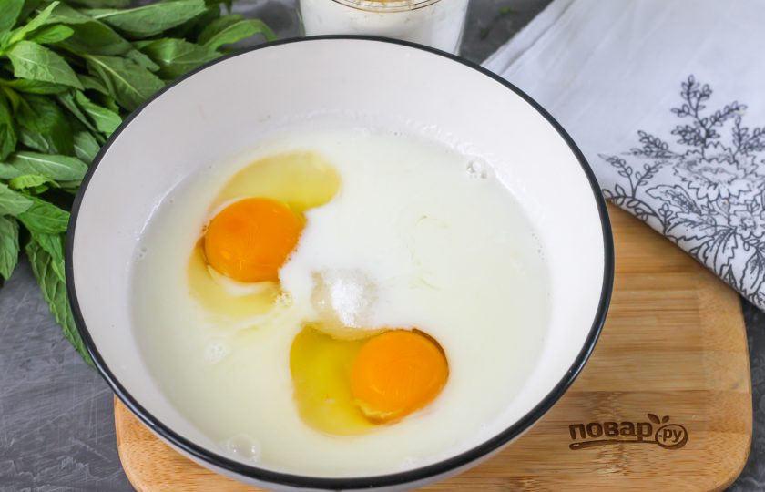 1. Этап. Хворост Розочки: В глубокую емкость вбейте куриные яйца, всыпьте сахарный песок и влейте молоко любой жирности, всыпьте соль. Тщательно взбейте все примерно 1-2 минуты, но не до пышной пены. Просто необходимо тщательно перемешать содержимое емкости между собой.