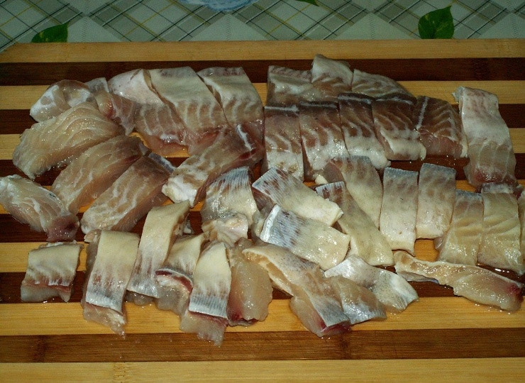 1. Этап. Морской язык в кляре: Для начала нам необходимо нарезать филе морского языка на средние кусочки.