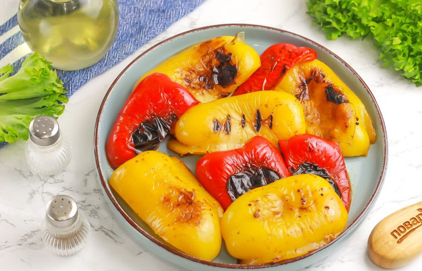 1. Этап. Перец на мангале: Выложите обжаренный перец на тарелку, чередуя цвета.