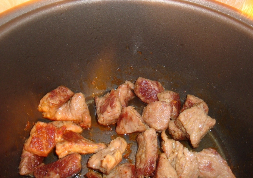 1. Этап. Мясо в мультиварке жареное: 6. Готовое мясо в мультиварке жареное в домашних условиях переложить на тарелку и подавать с любимым гарниром. Также в процессе приготовления можно добавить к мясу овощей (лук, морковь, баклажаны, сладкий перец, капуста и т.д.), томатный соус или сушеные травы.