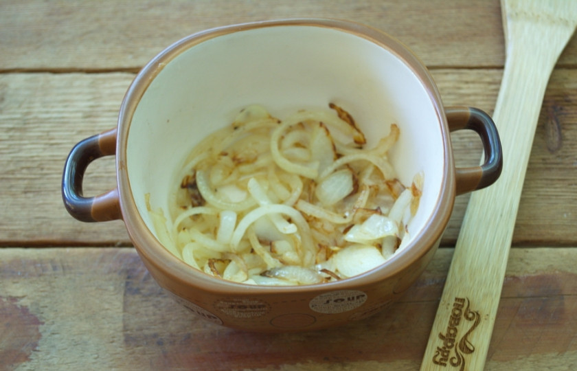 1. Этап. Грудка с помидорами и сыром: На растительном масле обжариваем до едва заметного румянца.