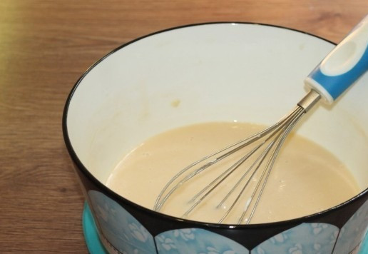 1. Этап. Сдобный пасхальный хлеб с тремя начинками: 4. Готовая опара увеличилась в 2 раза. Вливаю к опаре яичную массу и взбиваю венчиком.