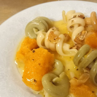 Карбонара с тыквой и хрустящим чесноком