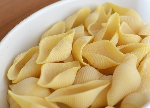 1. Этап. Фаршированные конкильони с курицей: Конкильони отвариваем в подсоленной воде, но не до полной готовности, нам нужны они в степени аль-денте.