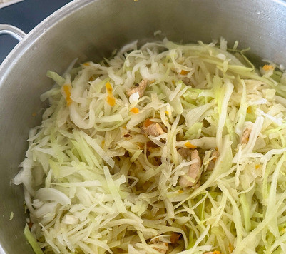 1. Этап. Солянка. Курица. Бульон. Капуста: Но уже минут через десять буквально капуста сильно осела. Вот тут ее аккуратно перемешал и добавил, в процессе. еще граммов сто бульона.