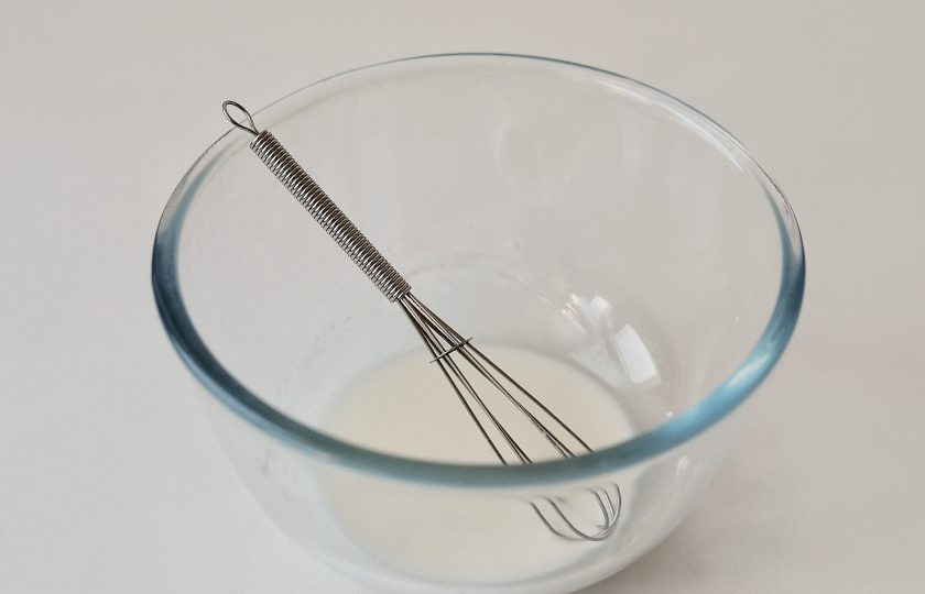 1. Этап. Тофу чили: Смешайте 1 ч.л. крахмала с 2 ст.л. воды.