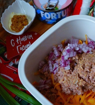 1. Этап. Фасолевый салат с тунцом 5 Минут: Добавить тунец (вместе с жидкостью) и лук кубиком.