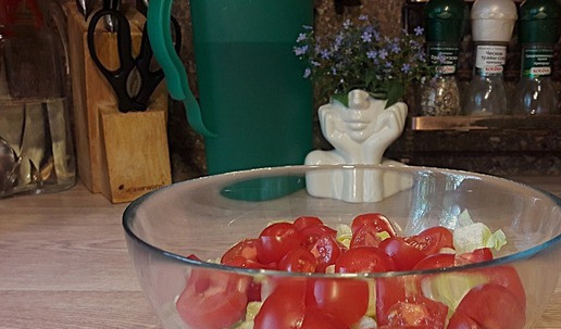 1. Этап. Салат с коктейлем из рассольных морепродуктов: Черри помыть, убрать плодоножку, порезать пополам, добавить в салатник.