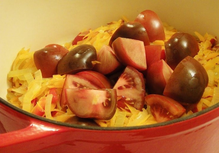 1. Этап. Икра из баклажанов и кабачков: Обжаренные овощи перекладываем в кастрюлю с толстым дном, к ним добавляем помидоры.