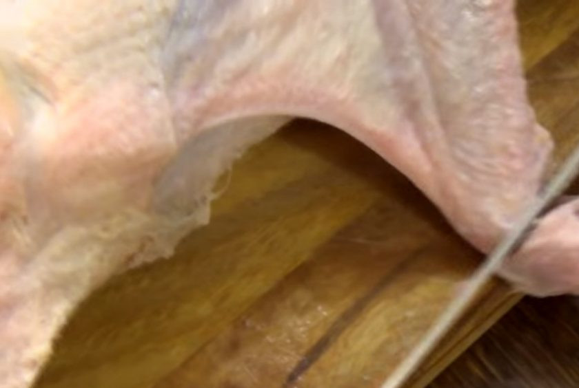 1. Этап. Утка, запеченная с яблоком и черносливом в пиве: 1. Тушку пекинской утки хорошо вымойте, просушите с помощью бумажных полотенец внутри и снаружи. Отрежьте кончики крыльев, кожу вокруг шеи, участок над хвостом и удалите жир из брюшка.