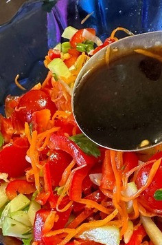 1. Этап. Салат с морковью и коктейльными томатами: Теперь по вкусу добавляем соевый соус