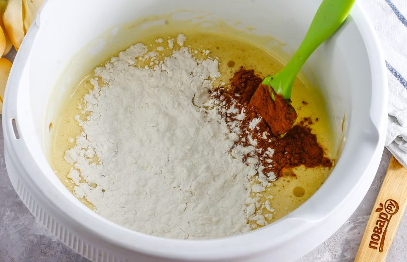 1. Этап. Шоколадный фондан Гордона Рамзи: Сразу же всыпьте просеянную пшеничную муку и какао-порошок. Если шоколад черный, то какао можно не добавлять. Вмешайте сухие составляющие с помощью лопатки.