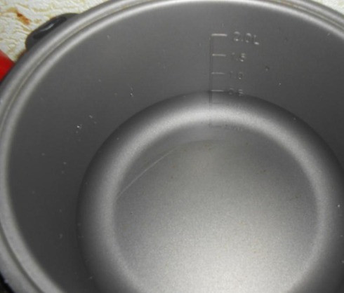 1. Этап. Кижуч на пару в мультиварке: Наливаем в чашу мультиварки воду.