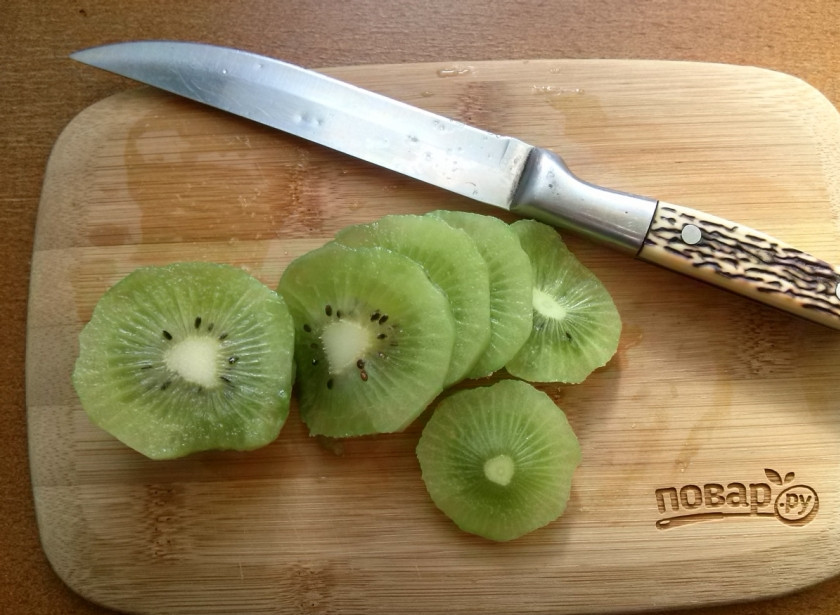 1. Этап. Новогодний кекс Елочка: Очистите гранат и киви. Киви нарежьте на тонкие ломтики.