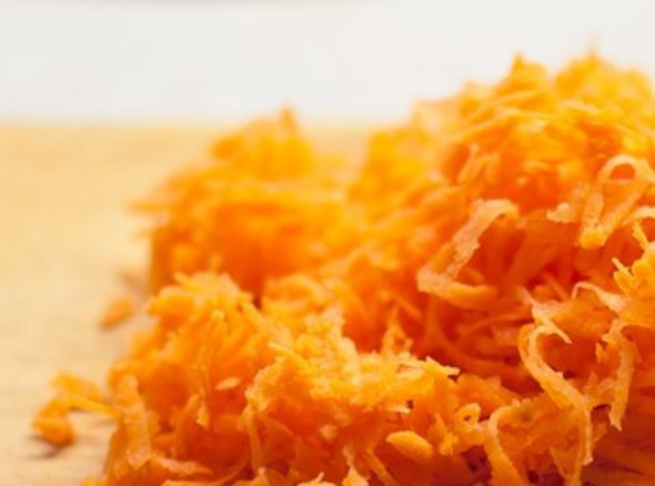 1. Этап. Омлет с сырой морковью: Морковь потрите на крупной терке.