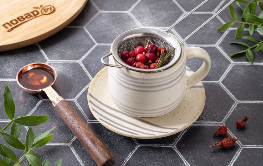 1. Этап. Лесной чай: После процедите чай, добавьте подсластитель по вкусу.