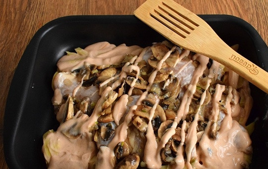 1. Этап. Сочные куриные грудки в сметане: Оставшуюся сметану и томатный соус (