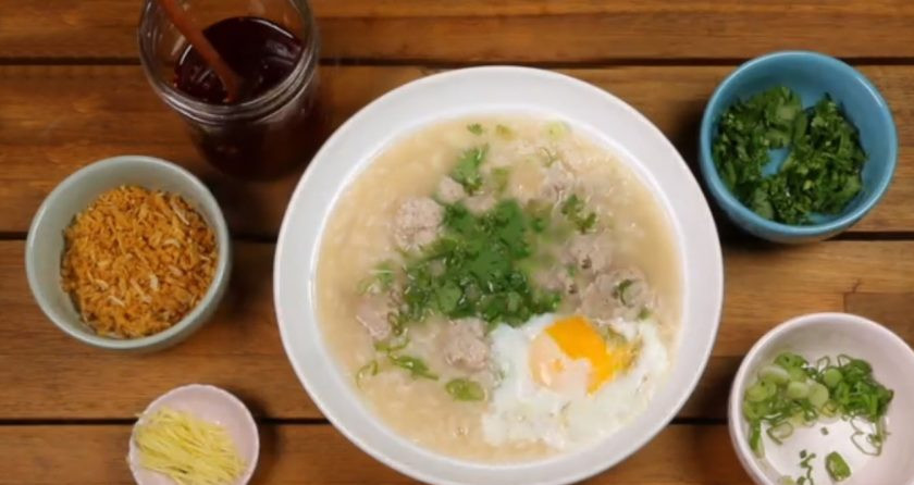 1. Этап. Суп с рисом и жареным яйцом: Перед подачей в тарелку выкладывайте жареное яйцо.