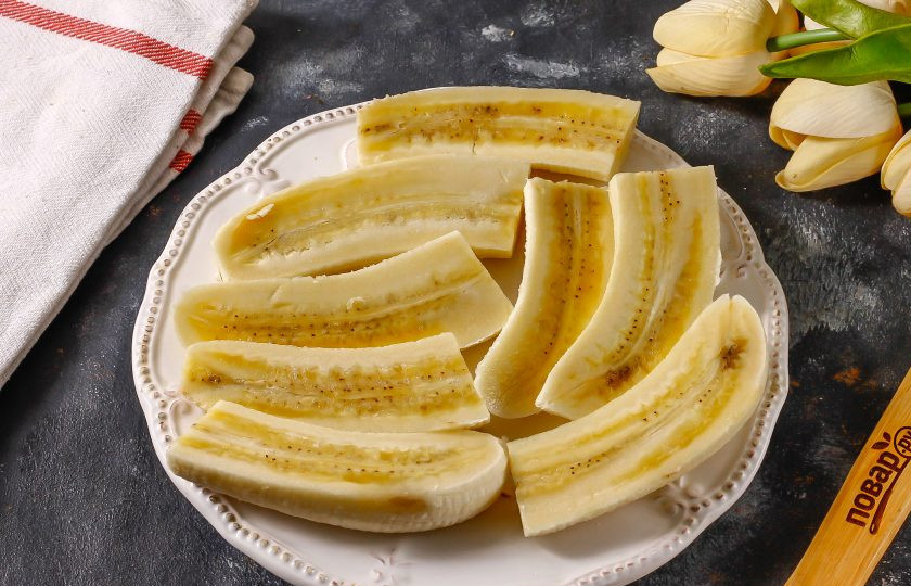 1. Этап. Жареные бананы в коньяке: Бананы очистите от кожуры, разрежьте пополам и каждую половинку разрежьте на две вертикальные части.