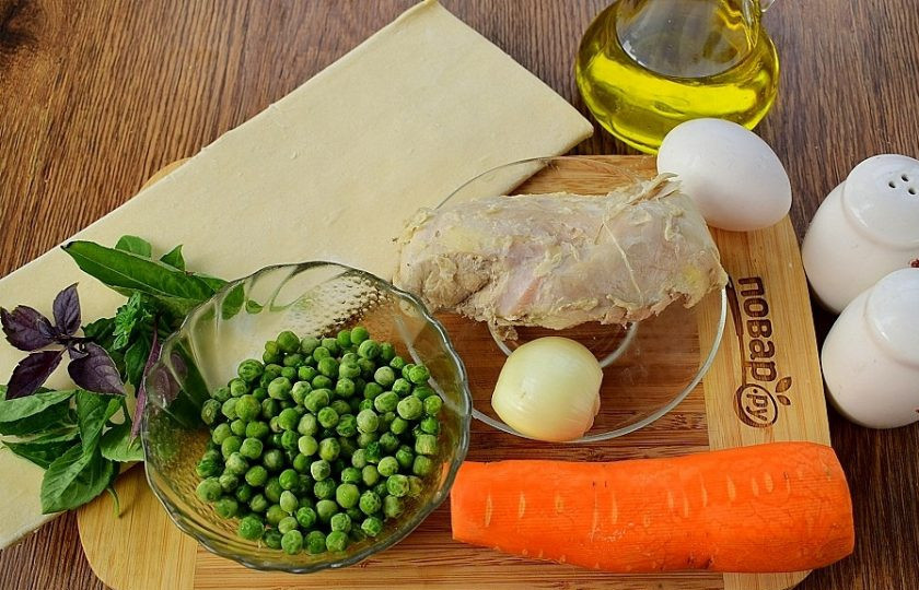 1. Этап. Куриные мини-пироги в горшочках: Подготовьте основные продукты. Тесто заранее достаньте из морозильника. Овощи помойте и очистите.