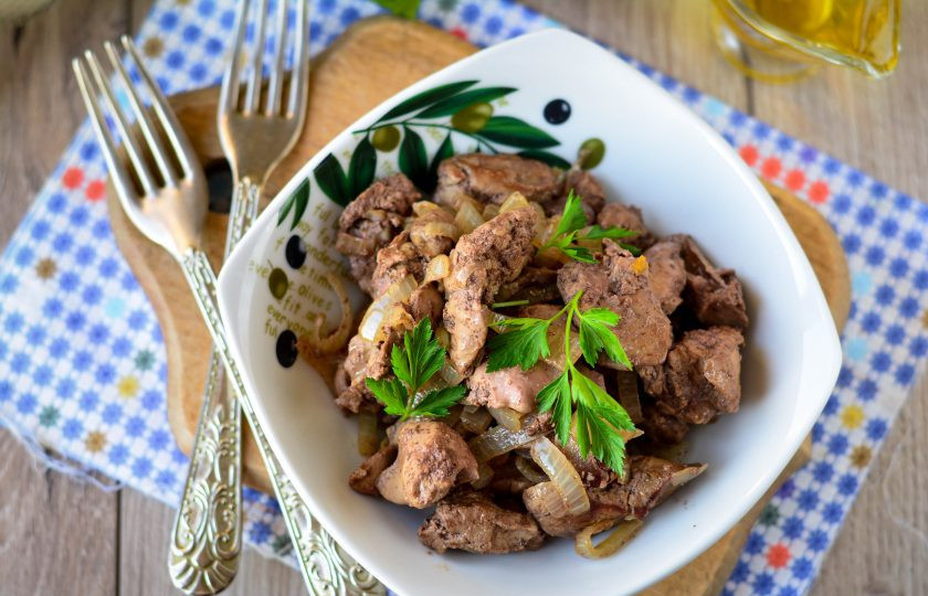 1. Этап. Карамелизированная куриная печень: Подавайте карамелизированную куриную печень к столу в горячем виде. Приятного аппетита!
