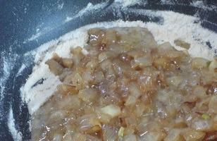 1. Этап. Расстегаи с индейкой: Соединить муку с луком