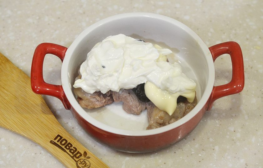 1. Этап. Свинина, запеченная с черносливом: 5. Полейте сметаной.