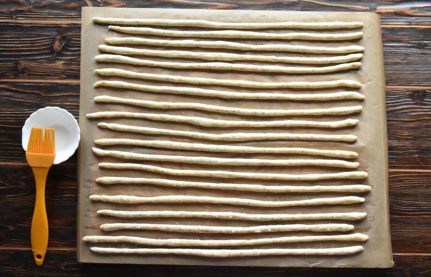 1. Этап. Гриссини на закваске: Перед выпечкой смажьте заготовки эмульсией из оливкового масла, смешанного с водой. По желанию гриссини можно дополнительно присыпать сыром, морской солью и т.д. Выпекайте гриссини в разогретой до 200 градусов духовке 20-25 минут.