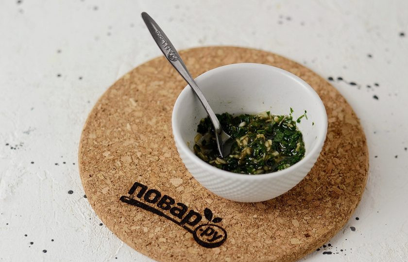 1. Этап. Овощной тьян из баклажанов и болгарского перца: Измельчите мелко петрушку и чеснок. Смешайте с маслом и уксусом, посолите и поперчите.