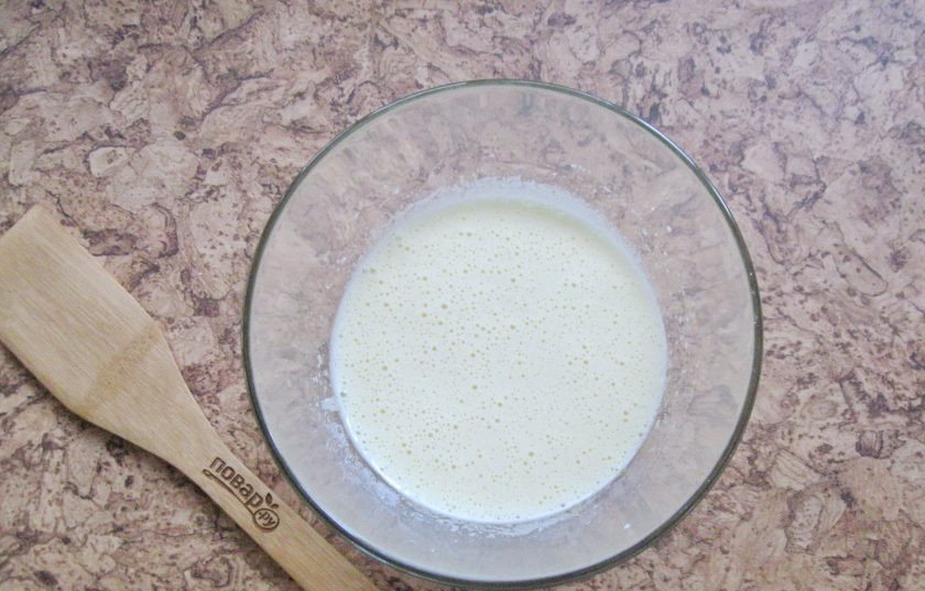 1. Этап. Кекс Сникерс: Взбейте миксером яйца с сахаром в пышную пену.