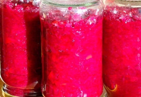 1. Этап. Салат на зиму из свеклы: Раскладываем по простерилизованным банках и сразу же закатываем. Накрываем одеялом до полного остывания.