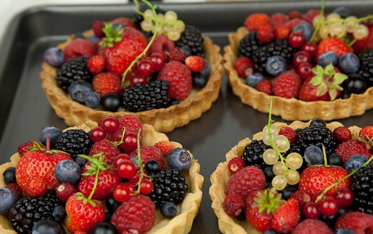 1. Этап. Песочные корзиночки с ягодами: Разложите ягоды по корзиночкам, залейте их желатином комнатной температуры. Готово!