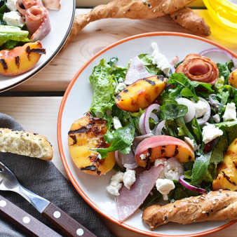 Салат с персиками