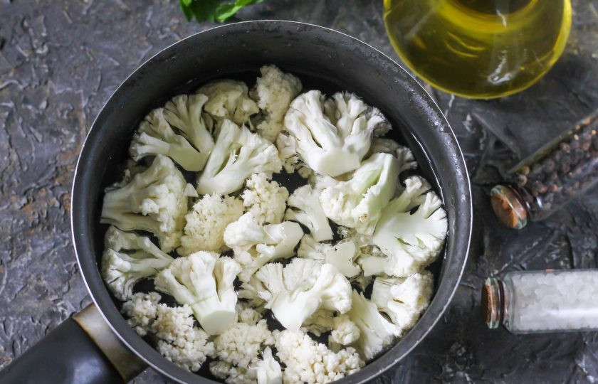 1. Этап. Омлет с цветной капустой на сковороде: Выложите их в ковш или кастрюлю, залейте теплой водой и всыпьте лимонную кислоту. Ее можно заменить столовым уксусом в количестве 1 ст.л. Кислота добавляется для того,чтобы соцветия не приобрели серый цвет в процессе варки. Тушите капусту на среднем нагреве примерно 5-7 минут.