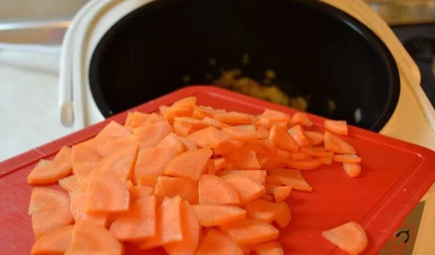 1. Этап. Рагу овощное с фаршем: Тем временем, порежьте на средние кусочки морковку. Добавьте морковку в чашу мультиварки, перемешайте все и еще минут 10 обжаривайте.