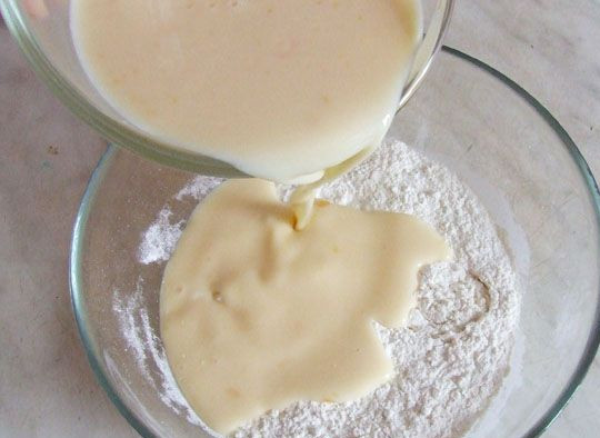 1. Этап. Блинчики с икрой красной: 1. Просеянную муку соединить со щепоткой соли и сахаром. Отдельно взбить яйца и добавить немного молока. Постепенно влить яичную смесь в муку и тщательно перемешать. Можно использовать и любой другой проверенный рецепт приготовления блинчиков с икрой красной.