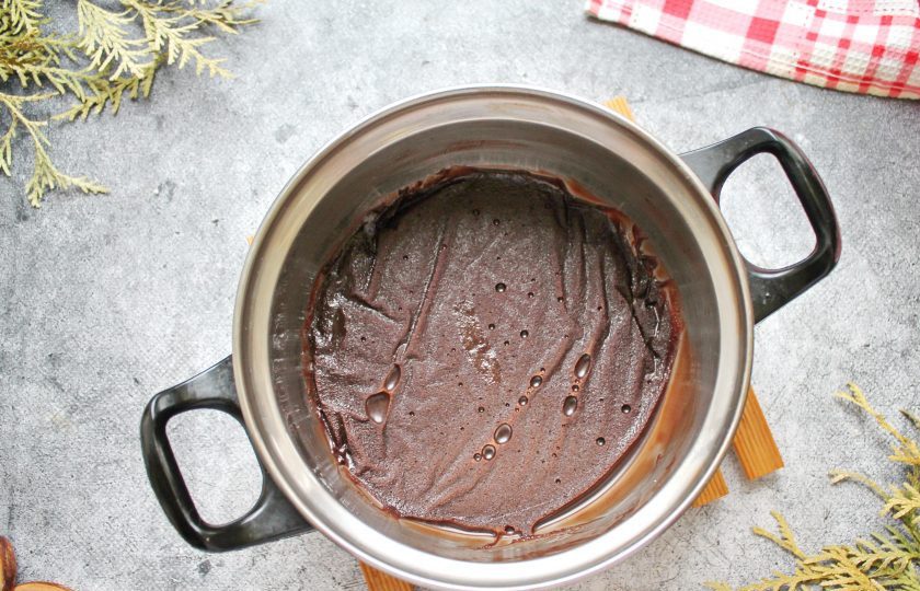 1. Этап. Глянцевая шоколадная глазурь для торта: С готовой глазури снимите пленку. Растопите глазурь на водяной бане. Пробейте массу погружным блендером и процедите через мелкое сито.