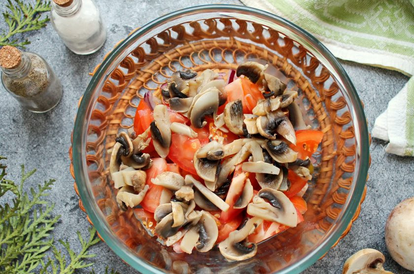 1. Этап. Салат Гречанка: Добавьте в салат остывшие шампиньоны, посолите и поперчите.