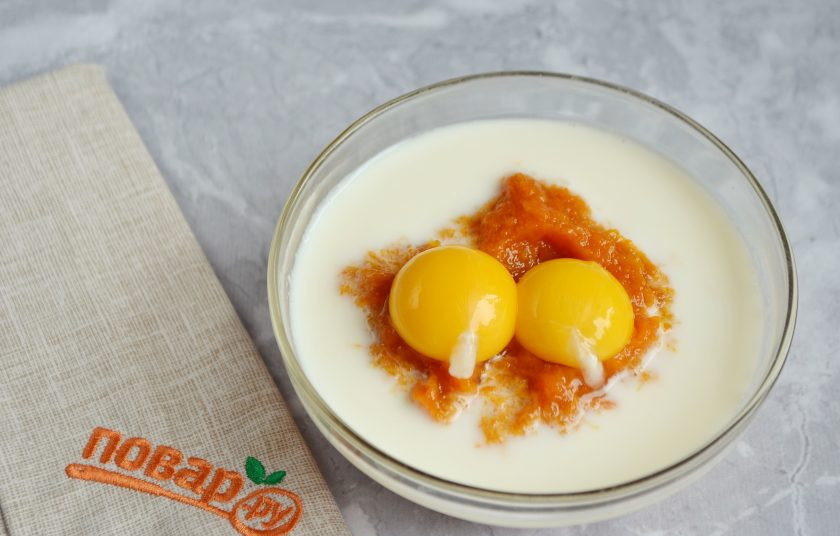 1. Этап. Полезные тыквенные панкейки: 3. В другой миске соедините молоко с тыквой и желтками, перемешайте хорошо, чтобы масса стала максимально однородной.